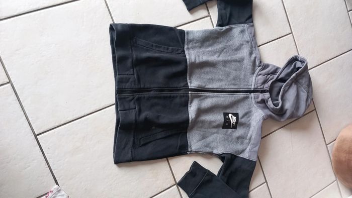 Gilet zippe nike à capuche 12/13 ans