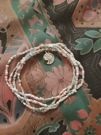 bracelet élastique en perles de plastique multicolore et métal argenté.