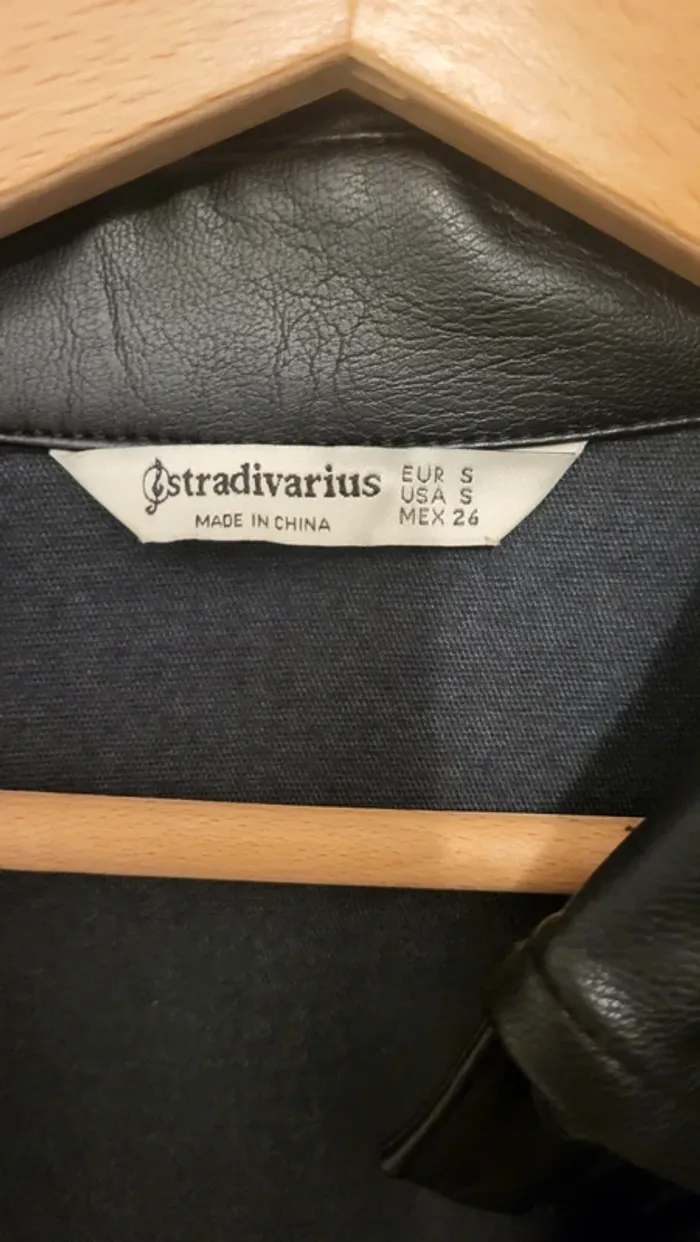 chemise simili cuir noir stradivarius - photo numéro 2