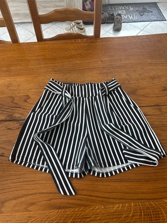 Short à rayures