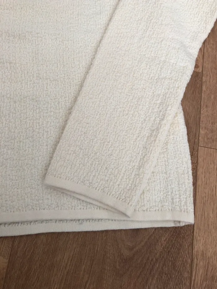 Haut petit pull beige bouton doré tendance été - photo numéro 3