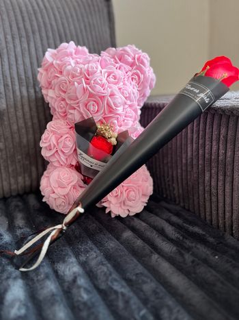 Ours en fleurs de roses rose avec une fleur rouge