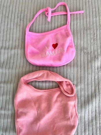 2 bavoirs différents roses 