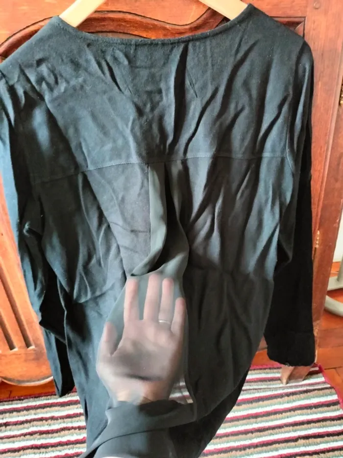 Bluse noire avec insert transparent arrière - photo numéro 4
