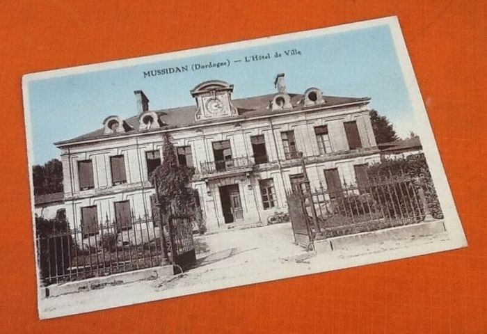Carte postale ancienne Mussidan (Dordogne) L' Hôtel de Ville - photo numéro 3