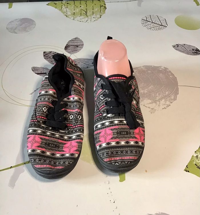 Basket basse à lacet taille 38 gris noir blanc rose