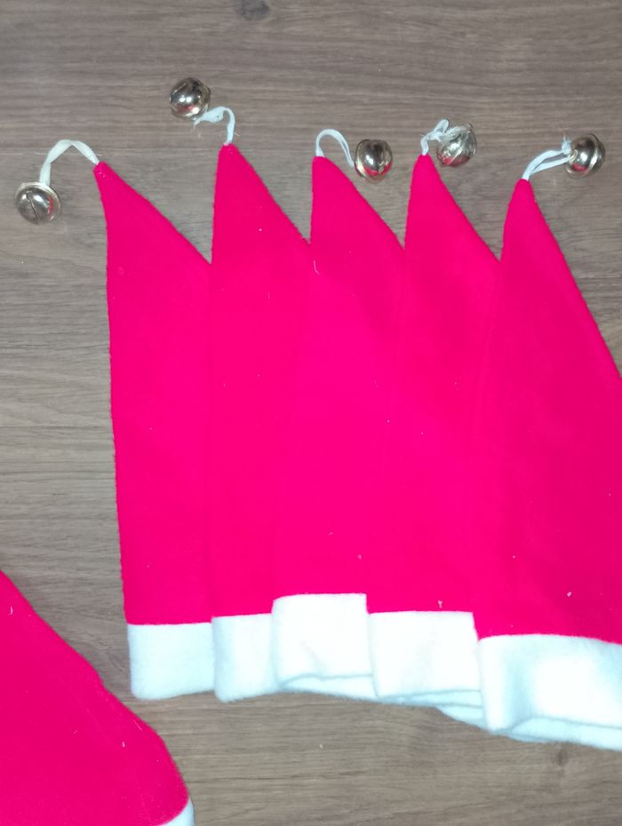 6 Bonnets de Noël identique avec cloches - photo numéro 2