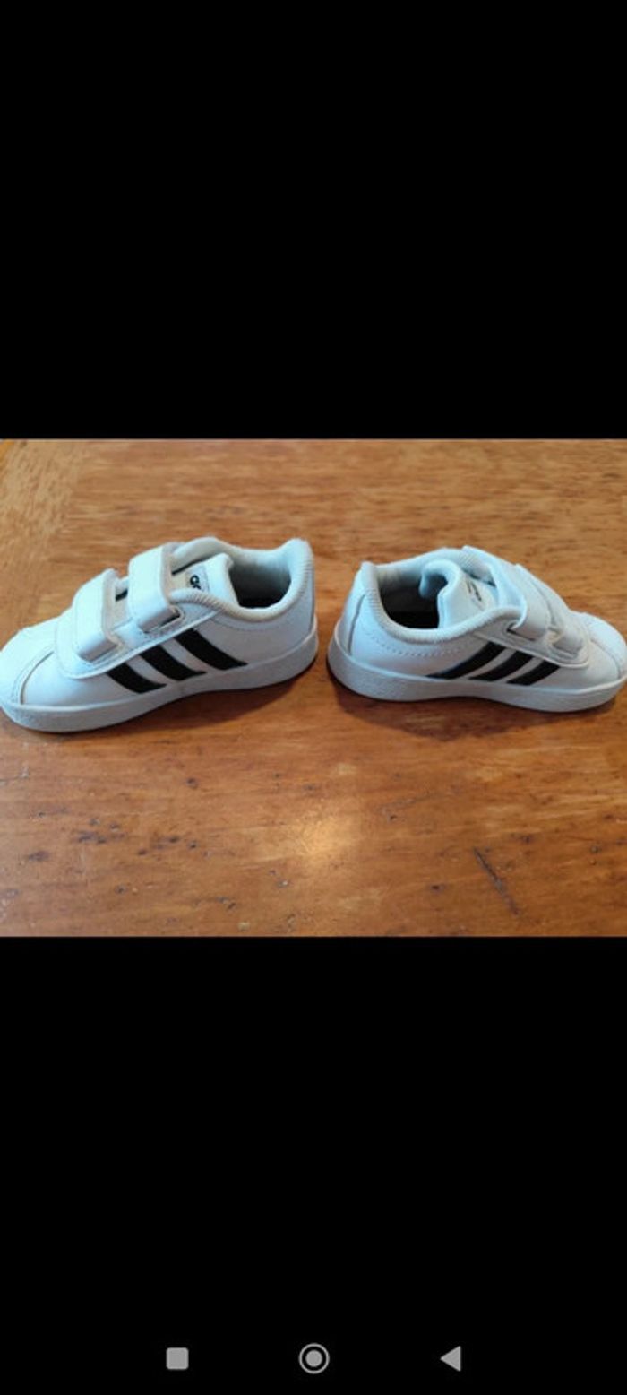 Basket blanche Adidas à bandes noires taille 21 - photo numéro 3