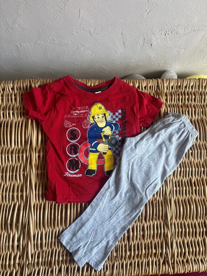 Pyjama sam le pompier 3ans en très bon état