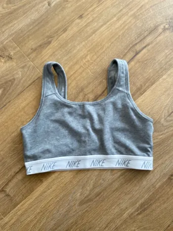 💥 Brassière Nike Dry-Fit Grise – Taille M – Ultra Confort & Style – Parfait État