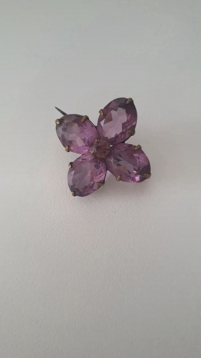 Broche violette ancienne