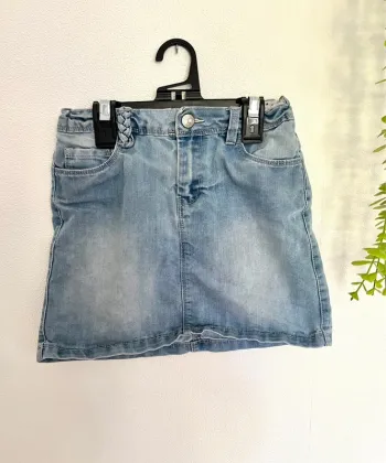 Tres jolie jupe en jean pour petite fille