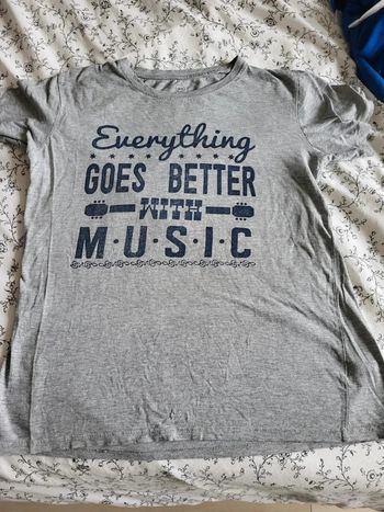 Tee shirt Everything goes better with music 13-14 ans
