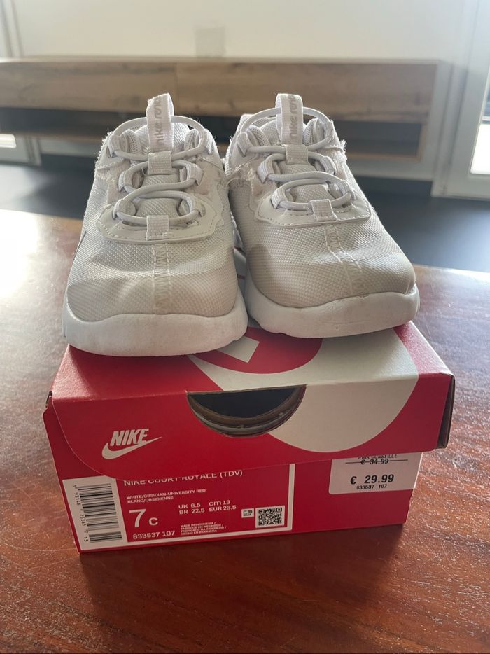 Basket Nike blanche taille 23,5