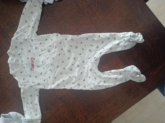 1 pyjama et 1 body - photo numéro 2