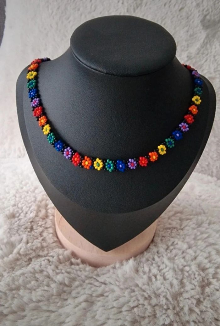 Collier en perles motif fleurs multicolore