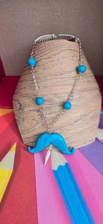 Collier sautoir moustache turquoise fimo