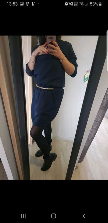 Robe classe avec ceinture dorée élastique intégrée