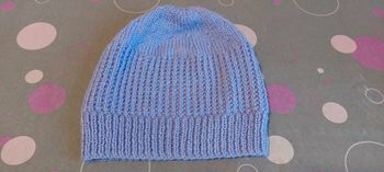 Joli bonnet femme taille unique tricoté main parme neuf