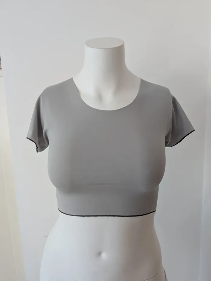 Crop top gris manches courtes liseré vert foncé taille S. 36 - photo numéro 2