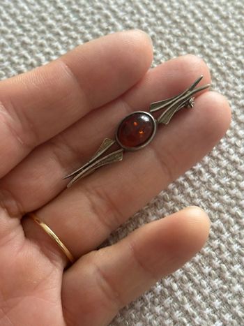 Broche en argent et ambre