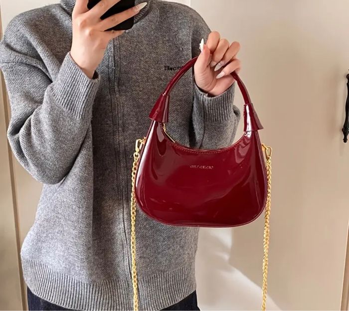 Sac besace bordeaux minimal et chic pratique, élégant et prêt à vous accompagner partout ! - photo numéro 3