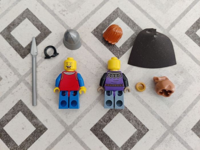 2 figurines Collecteur de taxes et Garde Lion Knight du set Lego 10332 Place du Village Médiéval - photo numéro 6