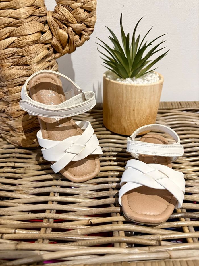 Sandales / nu pieds bébé fille pointure 23