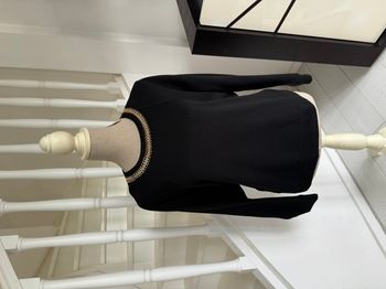 Sweat Shirt Zara noir et petite chaine dorée sur le col