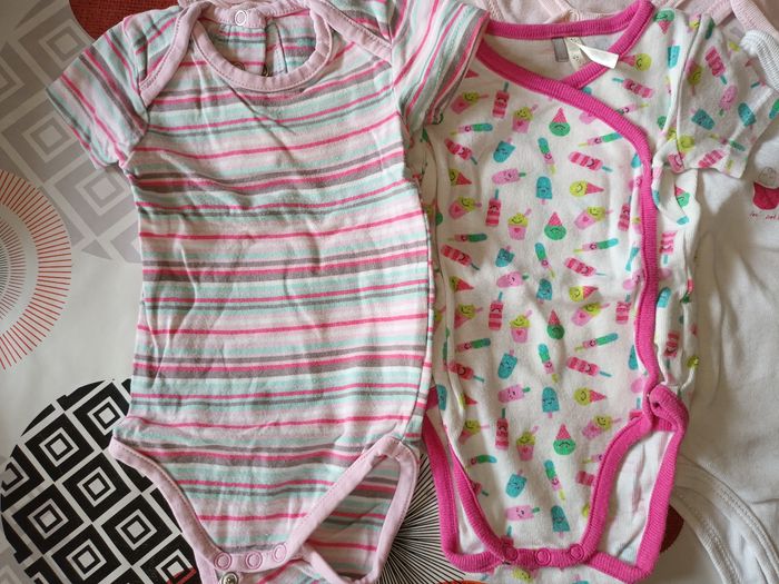Lot 8 bodies manches courtes qui s'ouvrent devant Taille 3 mois 👧 - photo numéro 2