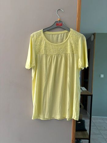 T shirt large jaune avec dentelle