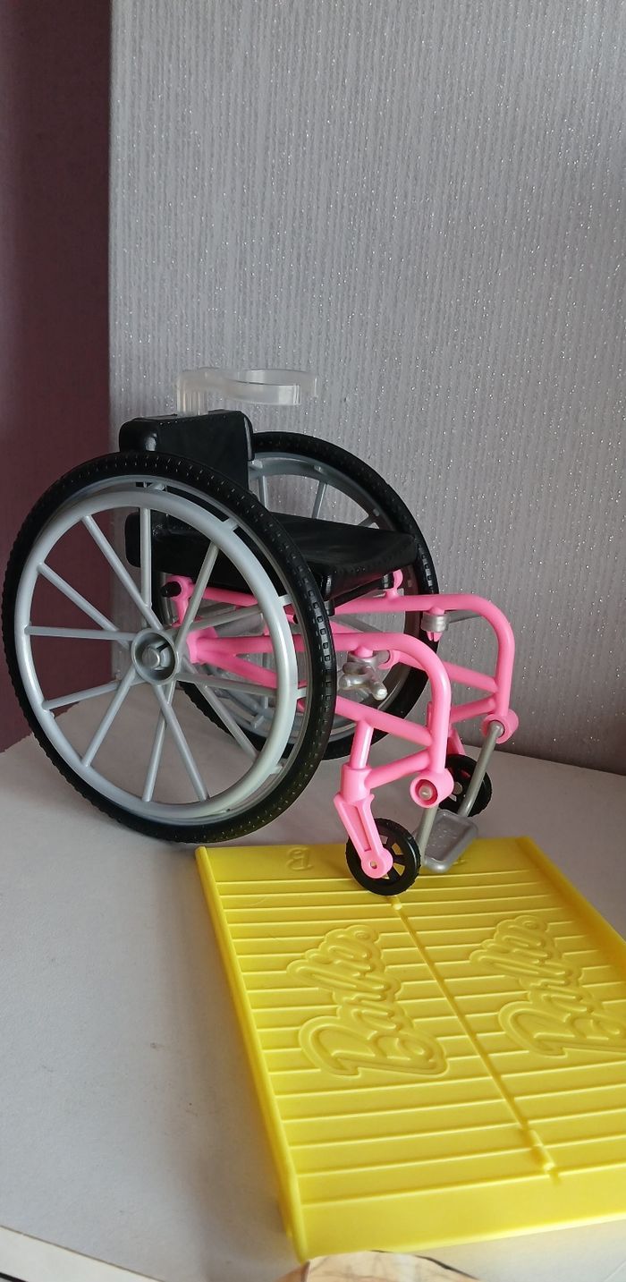 Fauteuil roulant barbie