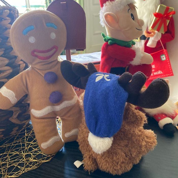 Lot décoration de Noël peluches et 3 bonnets père noël neufs - photo numéro 5
