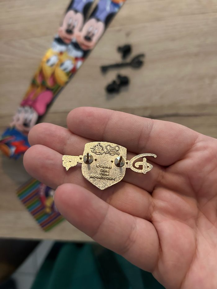 Pin’s Disney clés mystères + Lanière - photo numéro 3