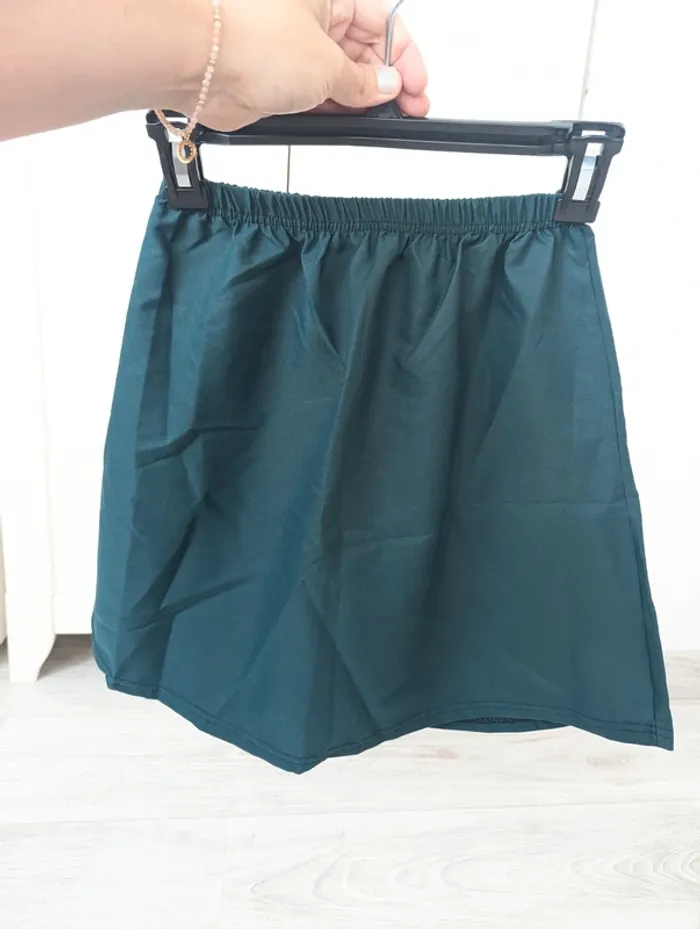 Mini-jupe vert foncé taille S ou 36 - photo numéro 2