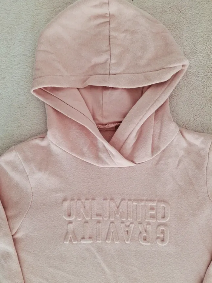 Sweat à capuche Okaïdi 8 ans rose clair avec inscription en relief - photo numéro 4
