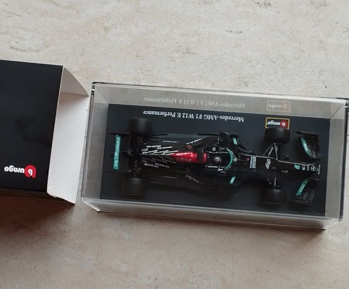 Voiture de collection Bburago Lewis Hamilton Mercedes -AMG F1 Hamilton - photo numéro 3
