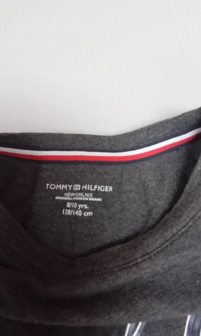 Tee-shirt manches longues taille 8/10 ans marque Tommy Hilfiger - photo numéro 2