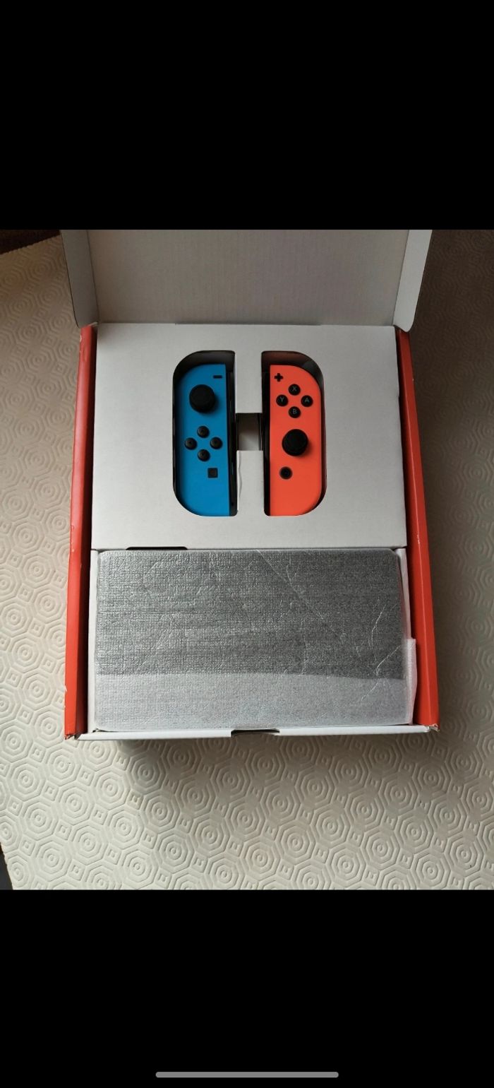 Nintendo switch OLED - photo numéro 2