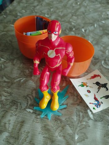 Figurine Flash et stickers maxi Kinder surprise