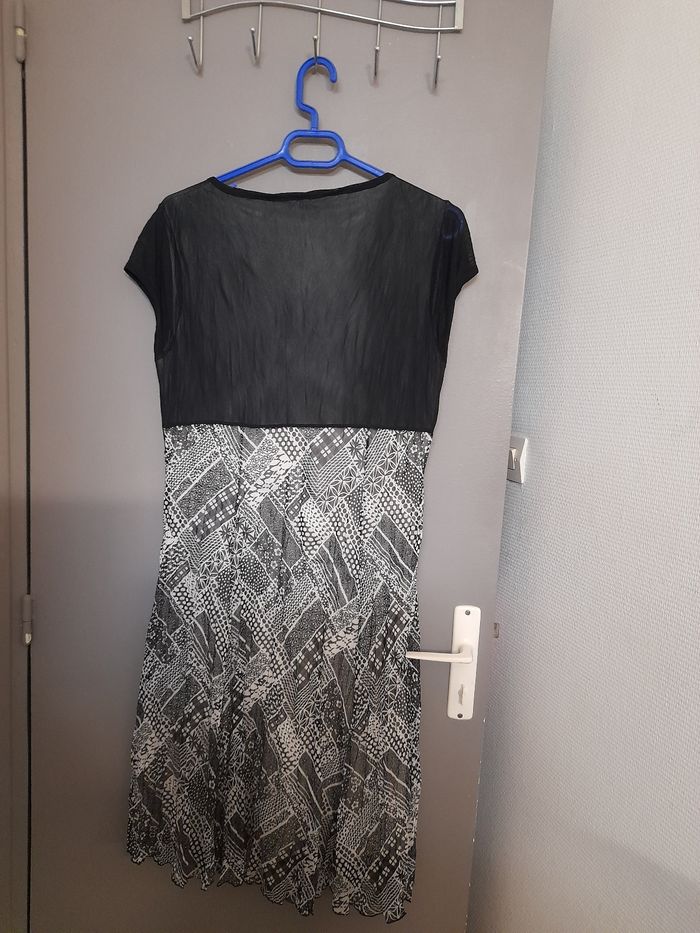 Robe noire et blanche - photo numéro 2