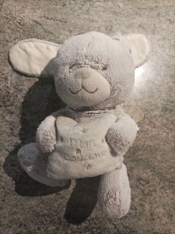 Peluche lapin qui fait de la musique tex