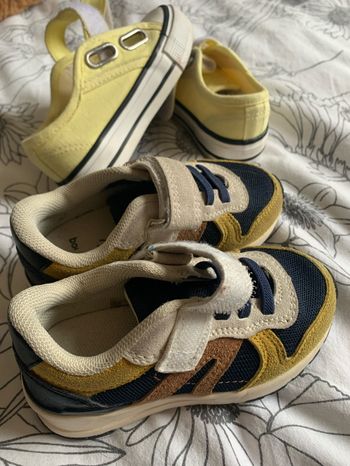 2 paires de baskets pointure 22