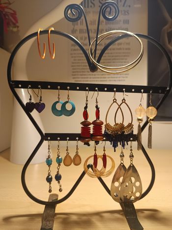 Lots de boucles d'oreilles - 11 paires 1€ l'unité ; 5€ le tout (6€ avec le porte-bijoux métallique papillon noir)