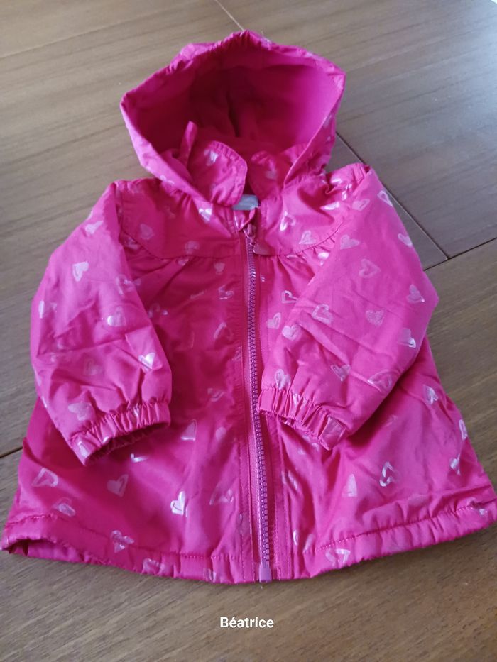 Anorak rouge aux petits cœurs discrets