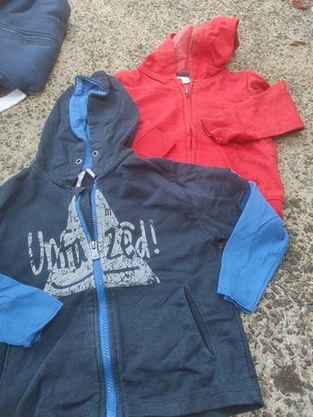 Lot 2 sweats 4 ans