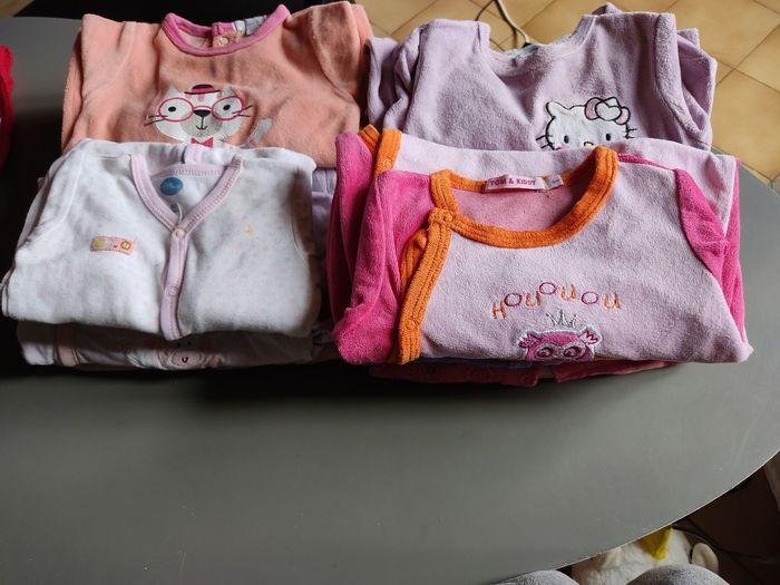Lot de 14 pyjamas fille taille 6 mois