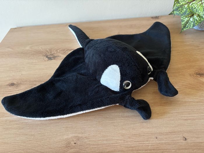 Doudou peluche raie manta noir blanc petjes world