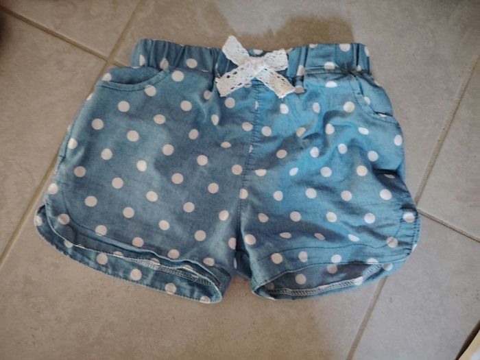 Short bleu à points blancs
