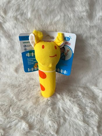 Girafe pour bébé 14 cm x 4 cm couine dans les mains de bébé